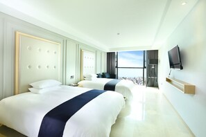 In-room safe, desk, laptop workspace, blackout drapes - Hotel The One (Jeju City)