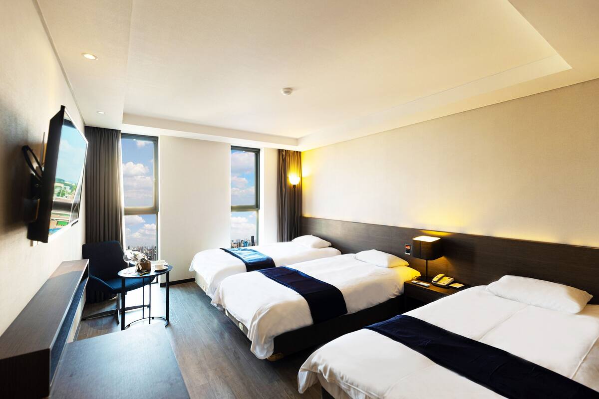 Rom – deluxe, 3 enkeltsenger (Deluxe Triple Room) | Safe på rommet, skrivebord og skrivebord for bærbar PC