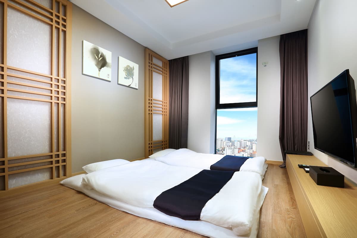 1 Schlafzimmer, Zimmersafe, Schreibtisch, laptopgeeigneter Arbeitsplatz