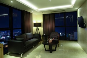 Suite (The One) | Una cassaforte in camera, una scrivania, postazione laptop