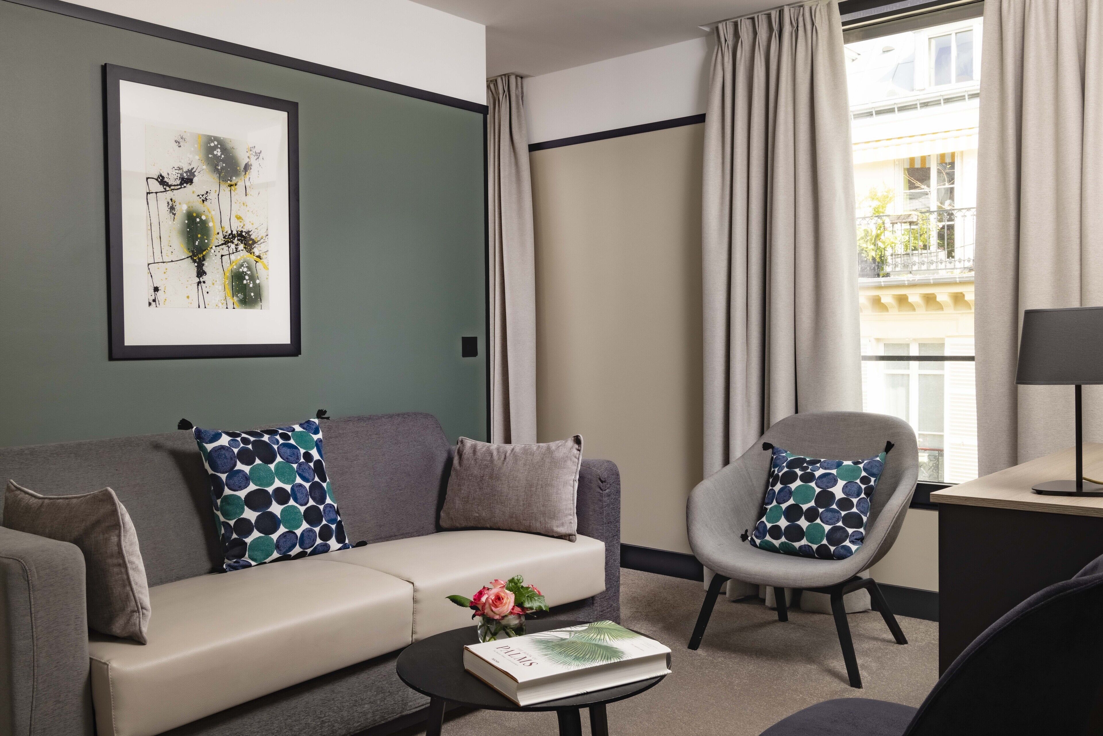 suite prestige | living area | 40-inch flat-screen tv with satellite channels, tv