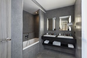 Kelengkapan dandanan diri berjenama, pengering rambut, jubah mandi 