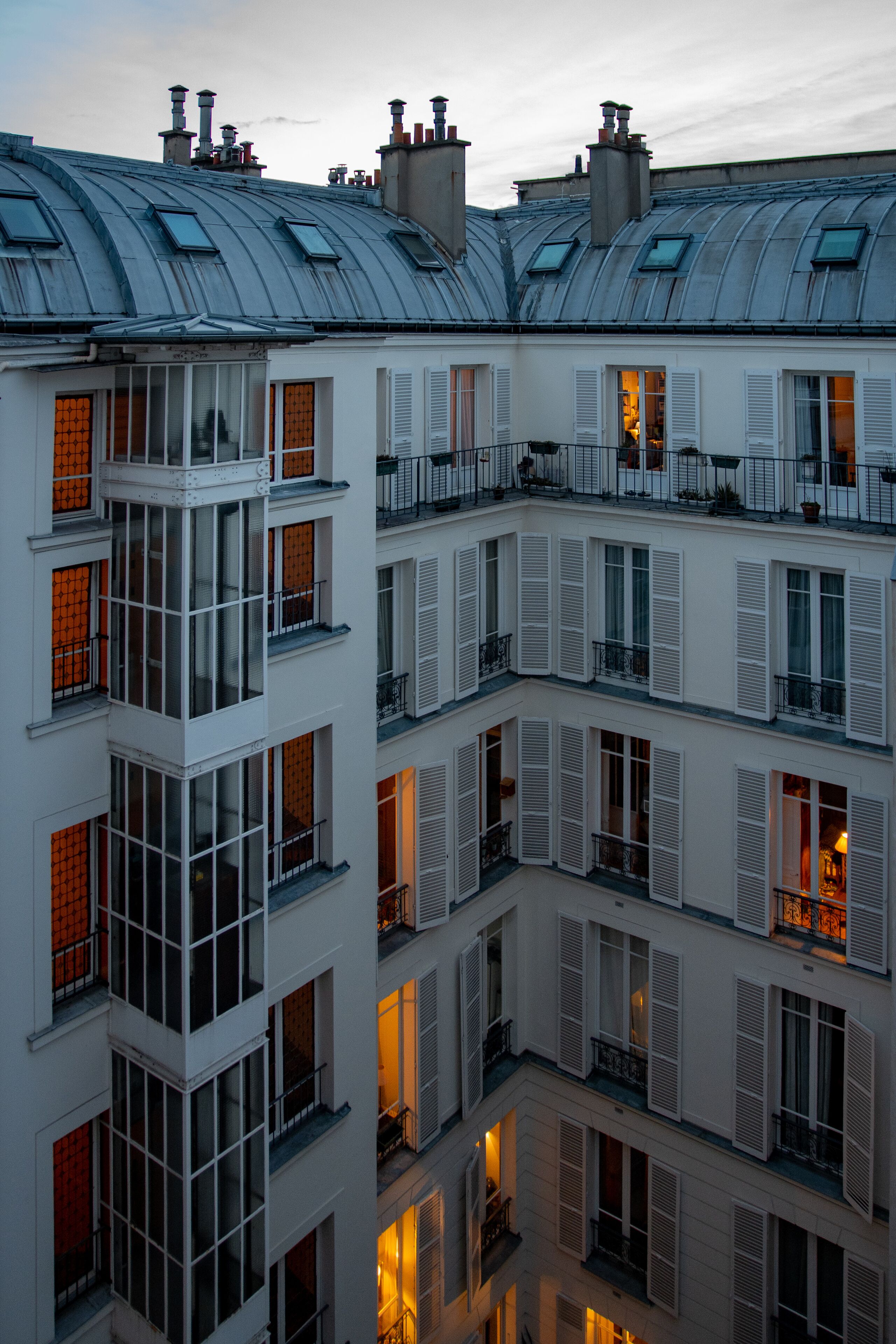 Un edificio de varios pisos con balcones y ventanas amplias.