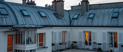 Un edificio de varios pisos con balcones y ventanas amplias.