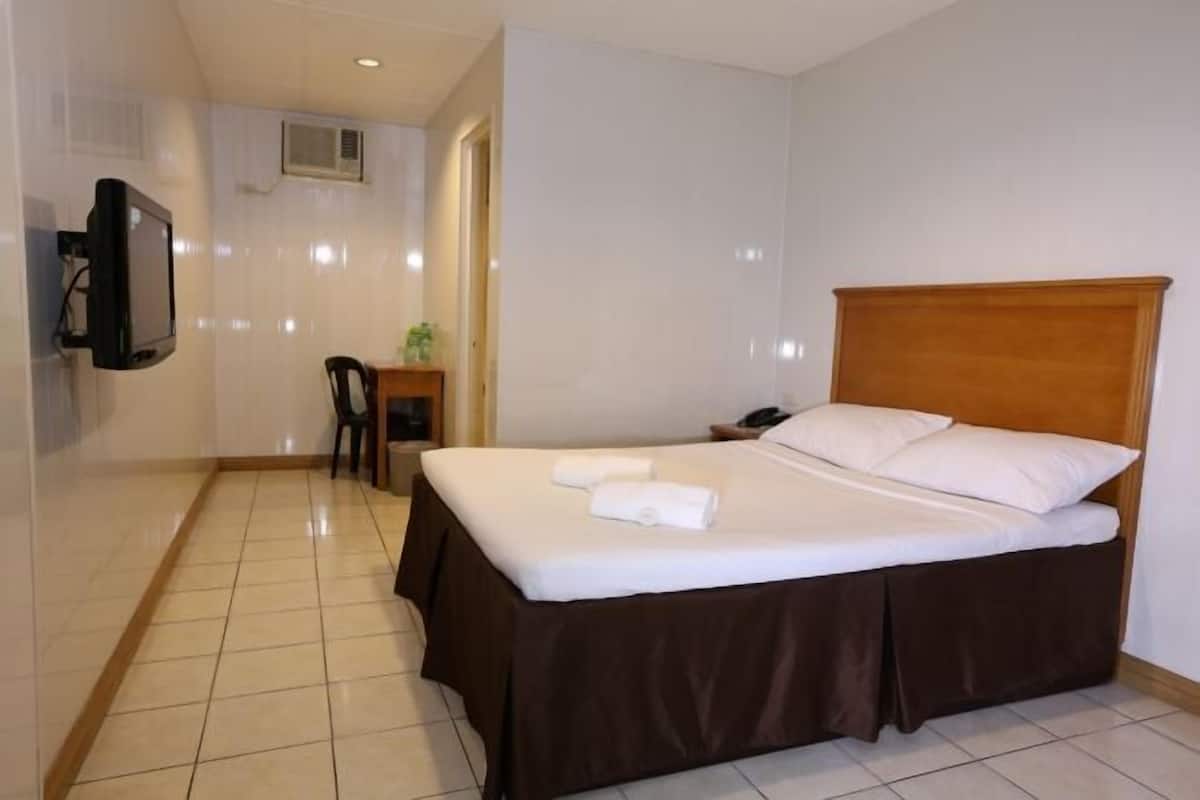 In-room safe, desk, free WiFi