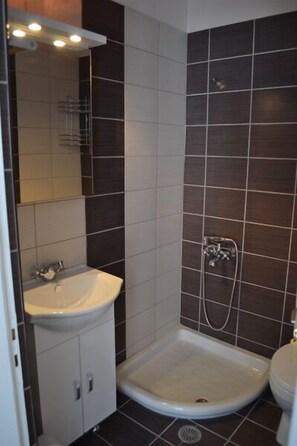 Family Studio | Bathroom | Shower, free toiletries, hair dryer, towels - Alexandros Apartments (Nafplio)