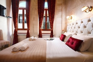 Kamar Double Romantis, 1 Tempat Tidur Queen | Isi minibar gratis, brankas, kedap suara, dan setrika/meja setrika