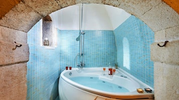Deluxe suite, 1 queensize bed, hot tub | Badkamer | Een haardroger, handdoeken, zeep, shampoo