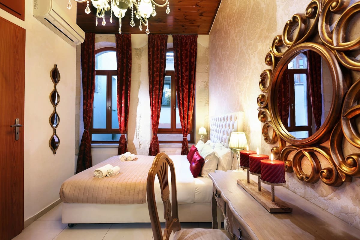 Deluxe Suite, 1 Queen Bed, Hot Tub | Free minibar items, in-room safe, soundproofing, iron/ironing board