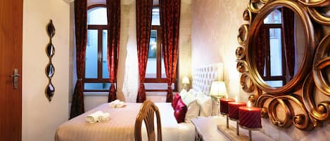 Suite Deluxe, 1 grand lit, bain à remous | Mini-bar avec articles gratuits, coffres-forts dans les chambres