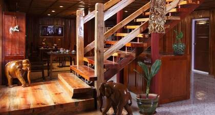 Golden Empress Hotel