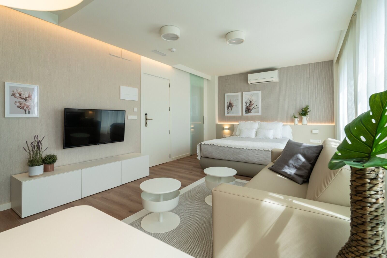 premium studio | 1 bedroom, desk, blackout curtains, free cots/infant beds