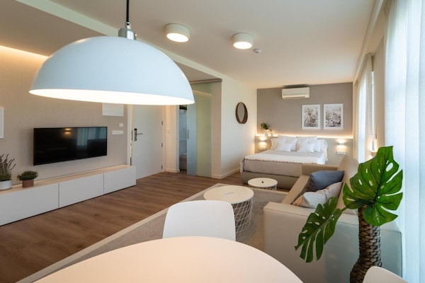 Premium Studio | Living room | Flat-screen TV