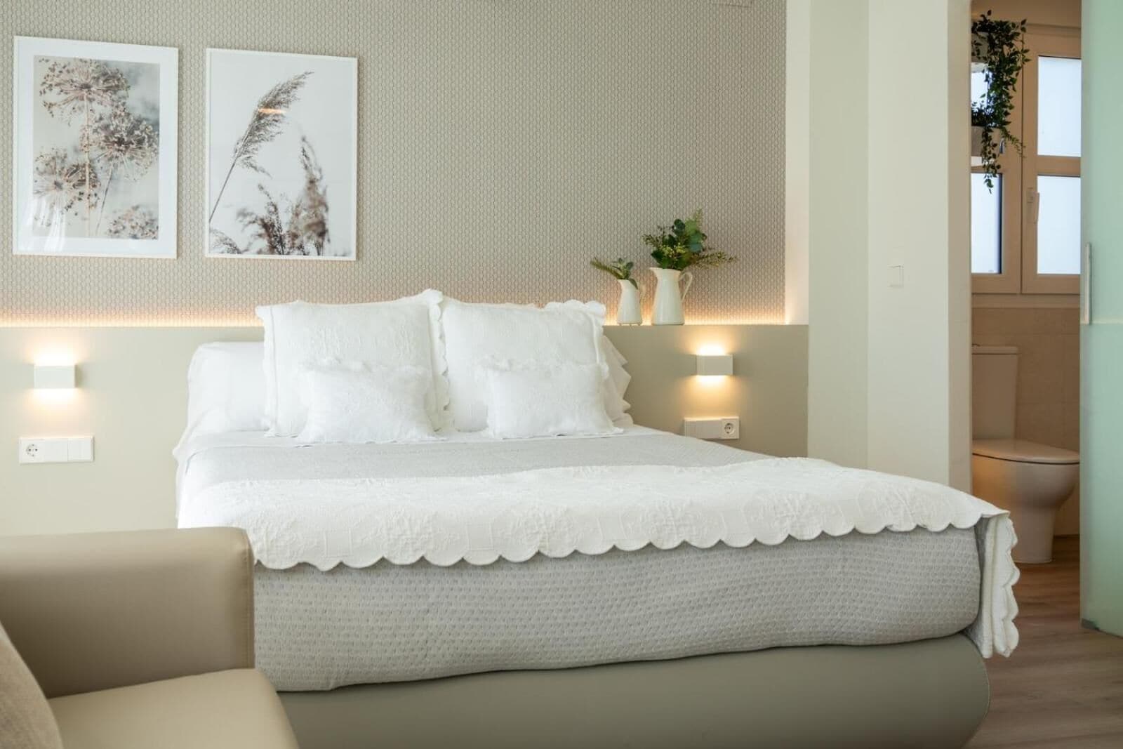 1 bedroom, desk, blackout curtains, free cots/infant beds