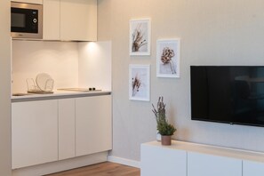 Fridge, microwave - Hotel Rural Tierras del Cid (Alfoz de Quintanaduenas)