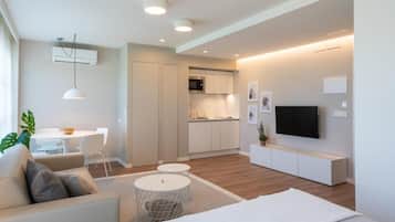 1 bedroom, desk, blackout drapes, free cribs/infant beds