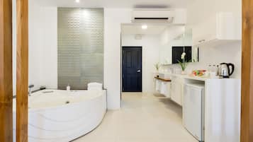 Executive Suite with Spa Bath | 1 bedroom, premium bedding, minibar, in-room safe