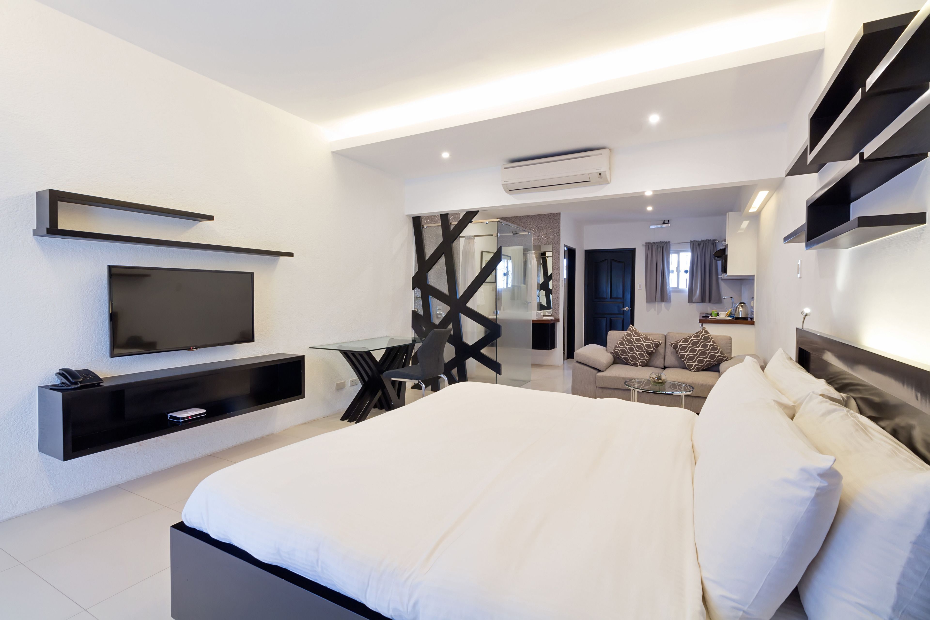 deluxe suite with pool view | 1 bedroom, premium bedding, minibar, in-room safe