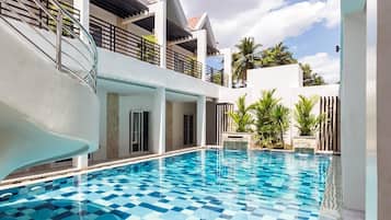 Una piscina al aire libre