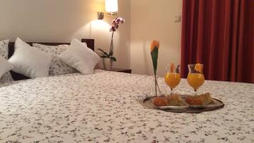 Chambre Double ou avec lits jumeaux | Coffres-forts dans les chambres, Wi-Fi gratuit