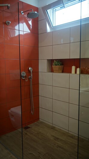 Ducha, artículos de higiene personal gratuitos y secador de pelo