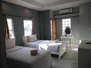 Desk, free WiFi, bed sheets - The Battery Park Midtown Boutique (Chiang Mai)
