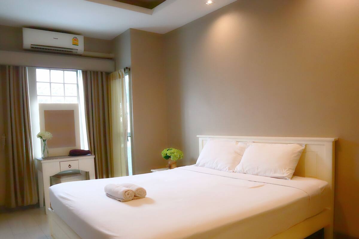 Standard Double Room | Desk, free WiFi, bed sheets