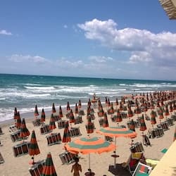 Plage privée, sable blanc, chaises longues, parasols
