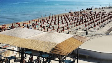 Plage privée, sable blanc, chaises longues, parasols
