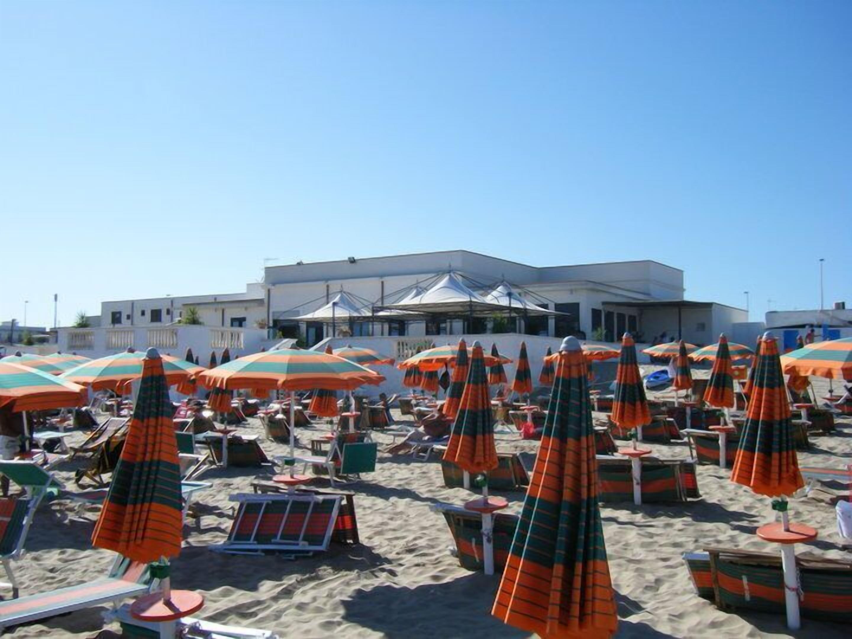 private beach, white sand, sun-loungers, beach umbrellas