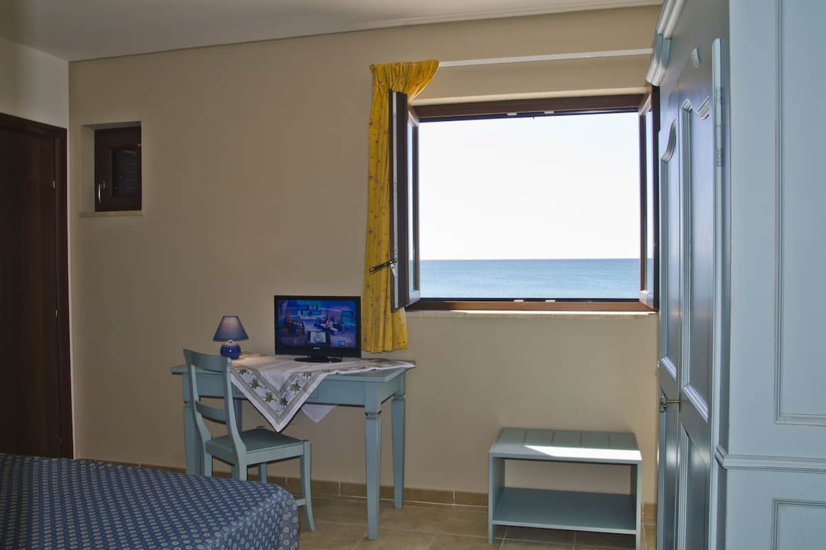 double room | 1 bedroom, premium bedding, desk, free wifi