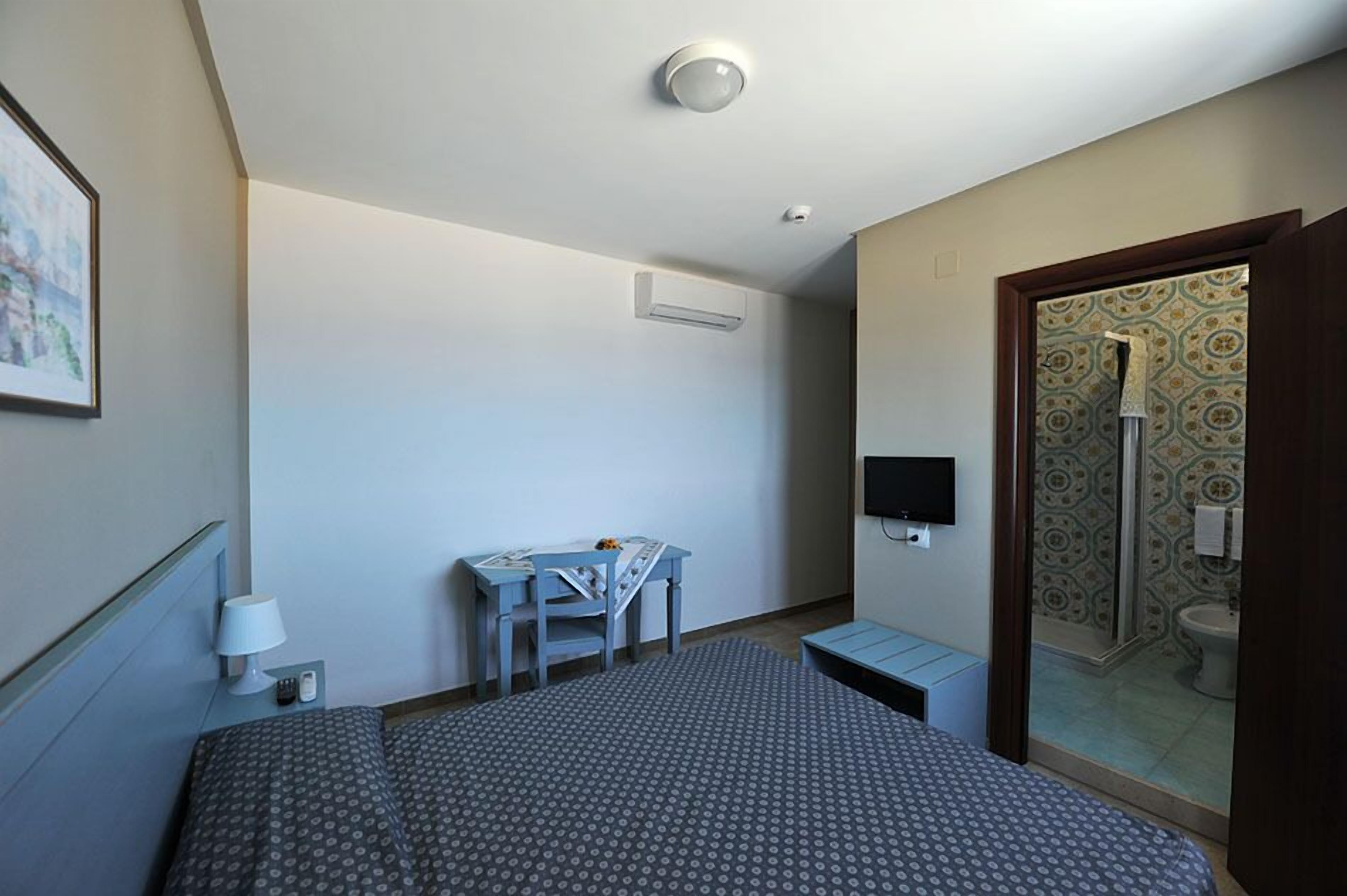double room | 1 bedroom, premium bedding, desk, free wifi