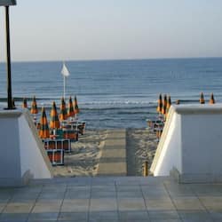 Spiaggia privata, sabbia bianca, lettini da mare, ombrelloni