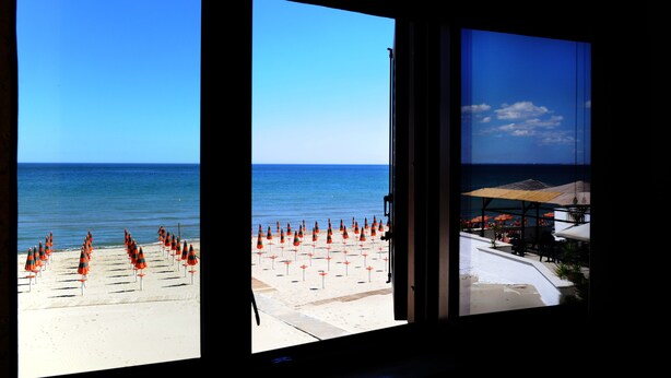 A beach view with umbrellas and a clear sky. - Lido Impero (Massafra)