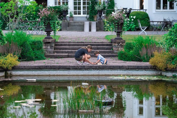 Family Room | Individually decorated, individually furnished, desk - Villa Gransholm (Gemla)