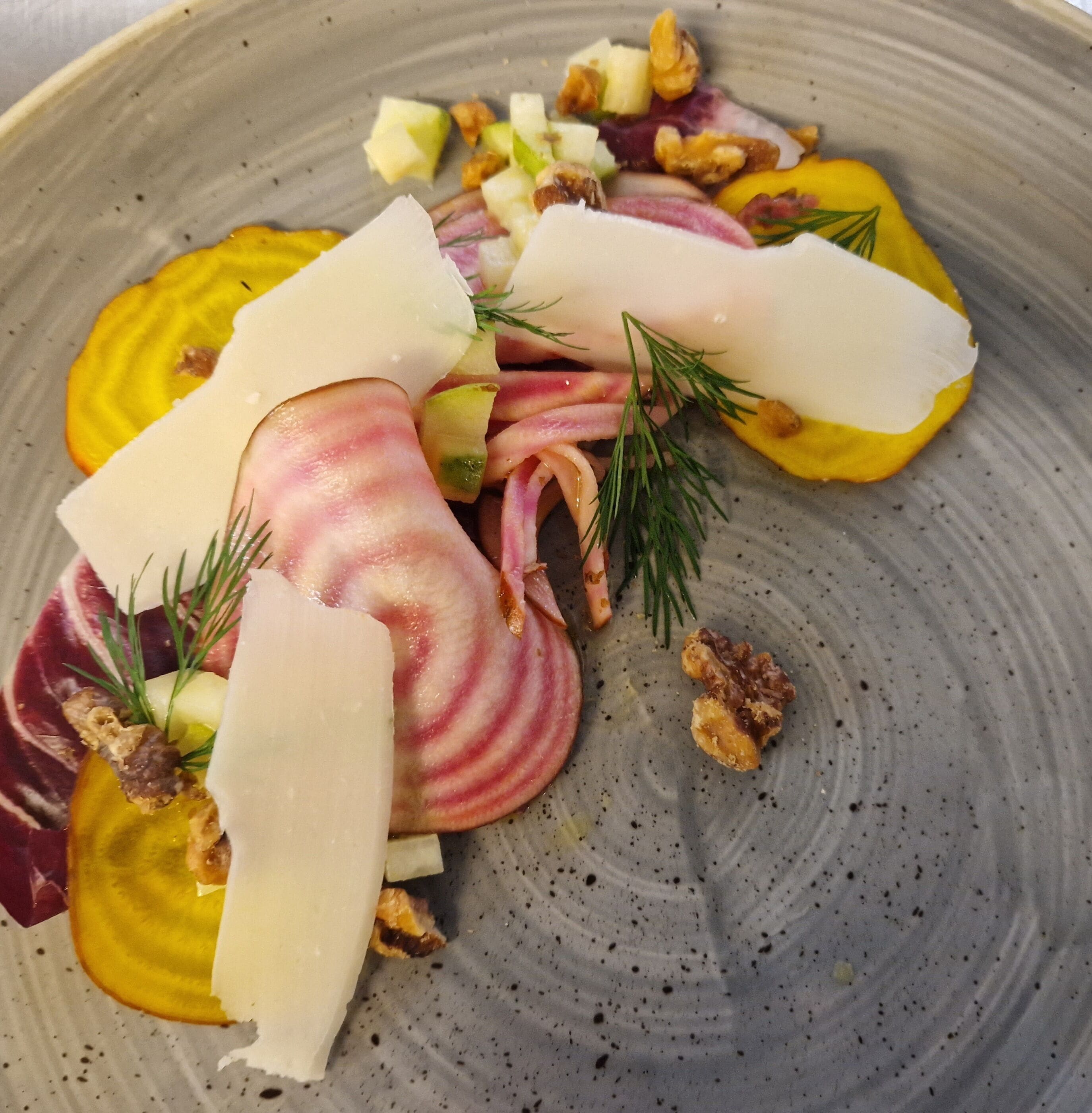 Un plato de comida con diversos ingredientes.