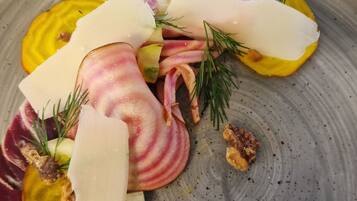Un plato de comida con diversos ingredientes.