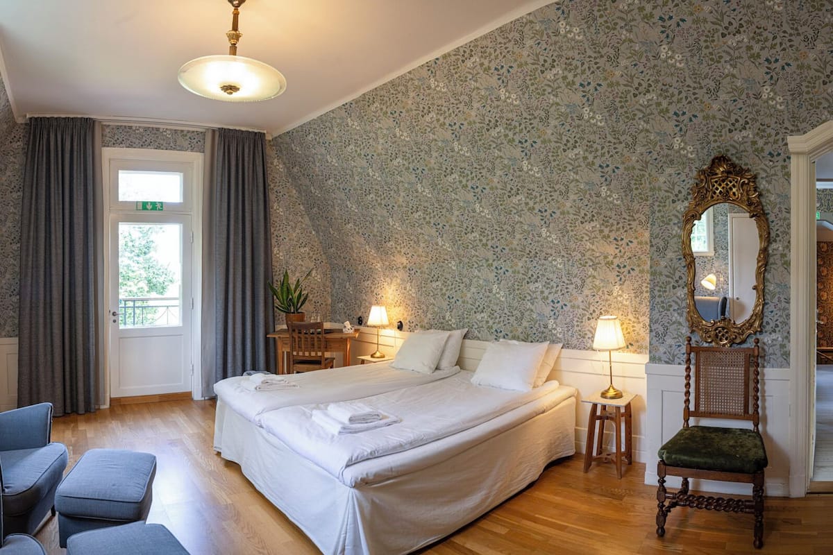 individually decorated, individually furnished, desk