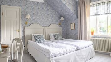 Double or Twin Room | Living area