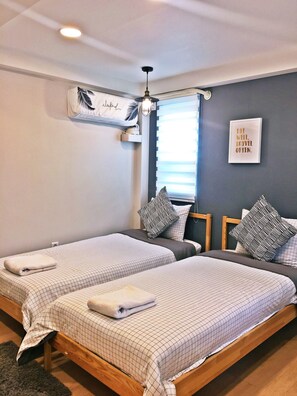 Habitación superior con 1 cama matrimonial o 2 individuales, 2 camas individuales, refrigerador | Escritorio y wifi gratis 