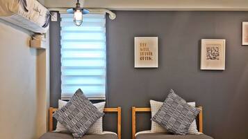 スーペリア ダブルまたはツインルーム シングルベッド 2 台 冷蔵庫 | デスク、WiFi (無料)