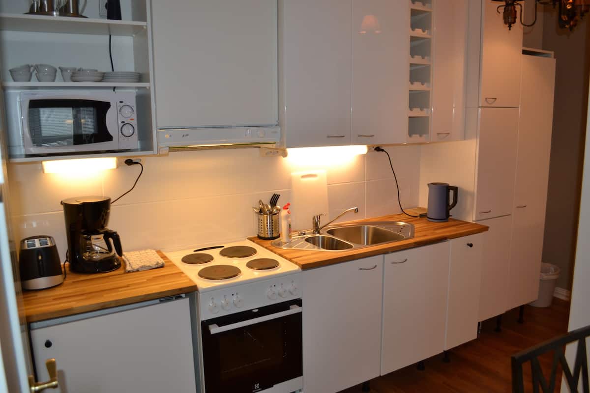 design studio, garden view | private kitchen | full-sized fridge, microwave, oven, stovetop