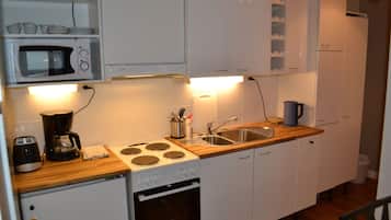 Design Studio, Garden View | Private kitchen | Full-size fridge, microwave, oven, stovetop