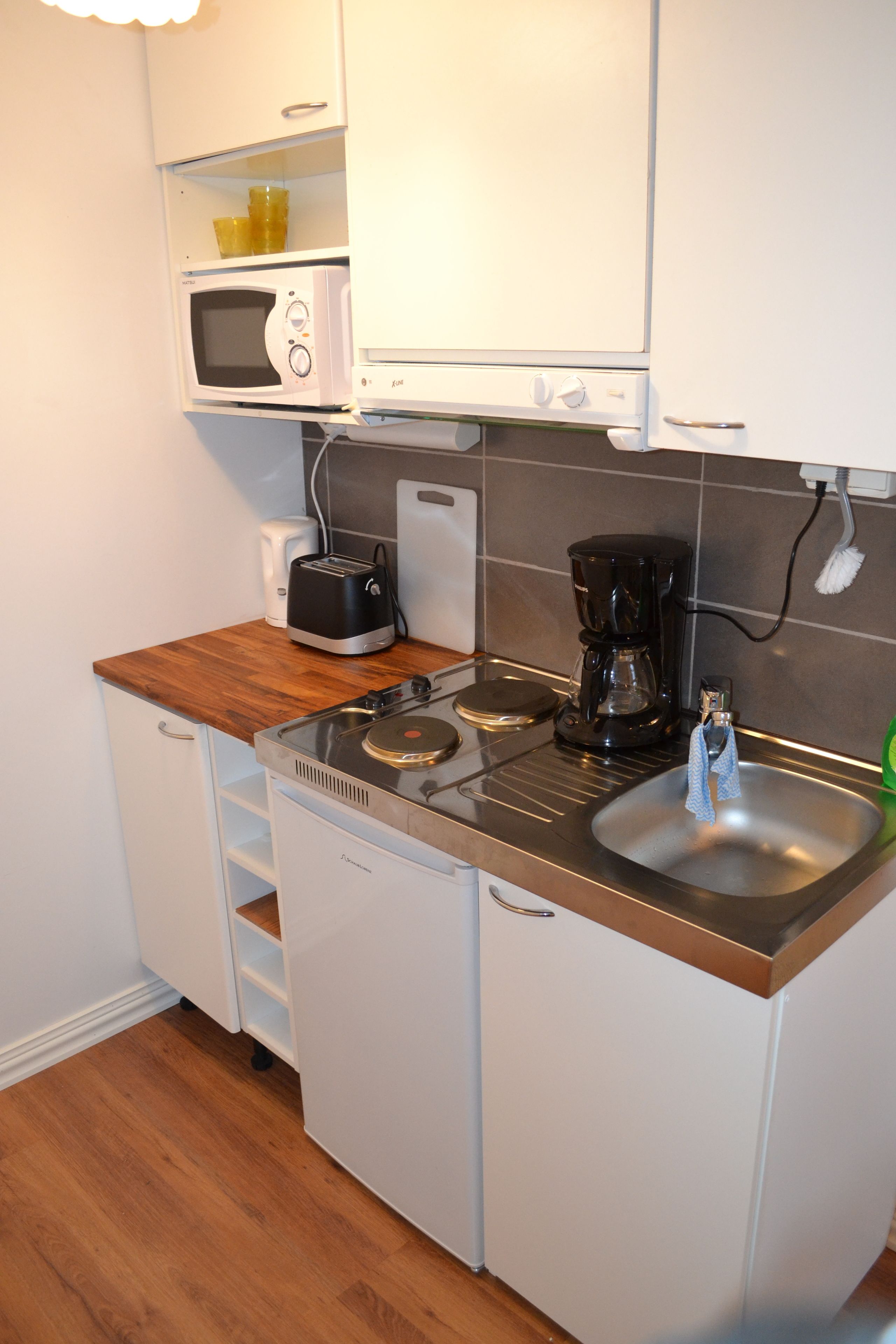 deluxe studio, 1 bedroom | private kitchen | full-sized fridge, microwave, oven, stovetop