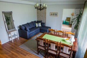 Design-Apartment, 1 Schlafzimmer, Gartenblick | Wohnzimmer | Flachbildfernseher