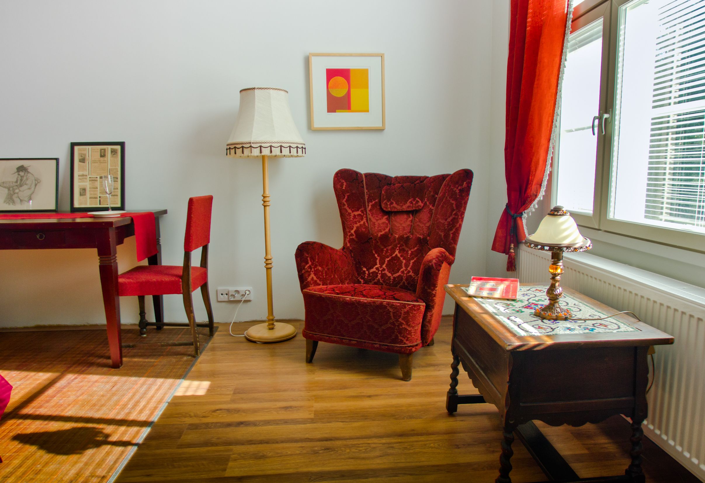 premium studio, garden view | living area | flat-screen tv