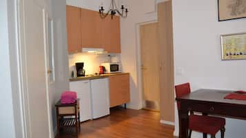 Premium Studio, Garden View | Private kitchenette | Full-size fridge, microwave, oven, stovetop