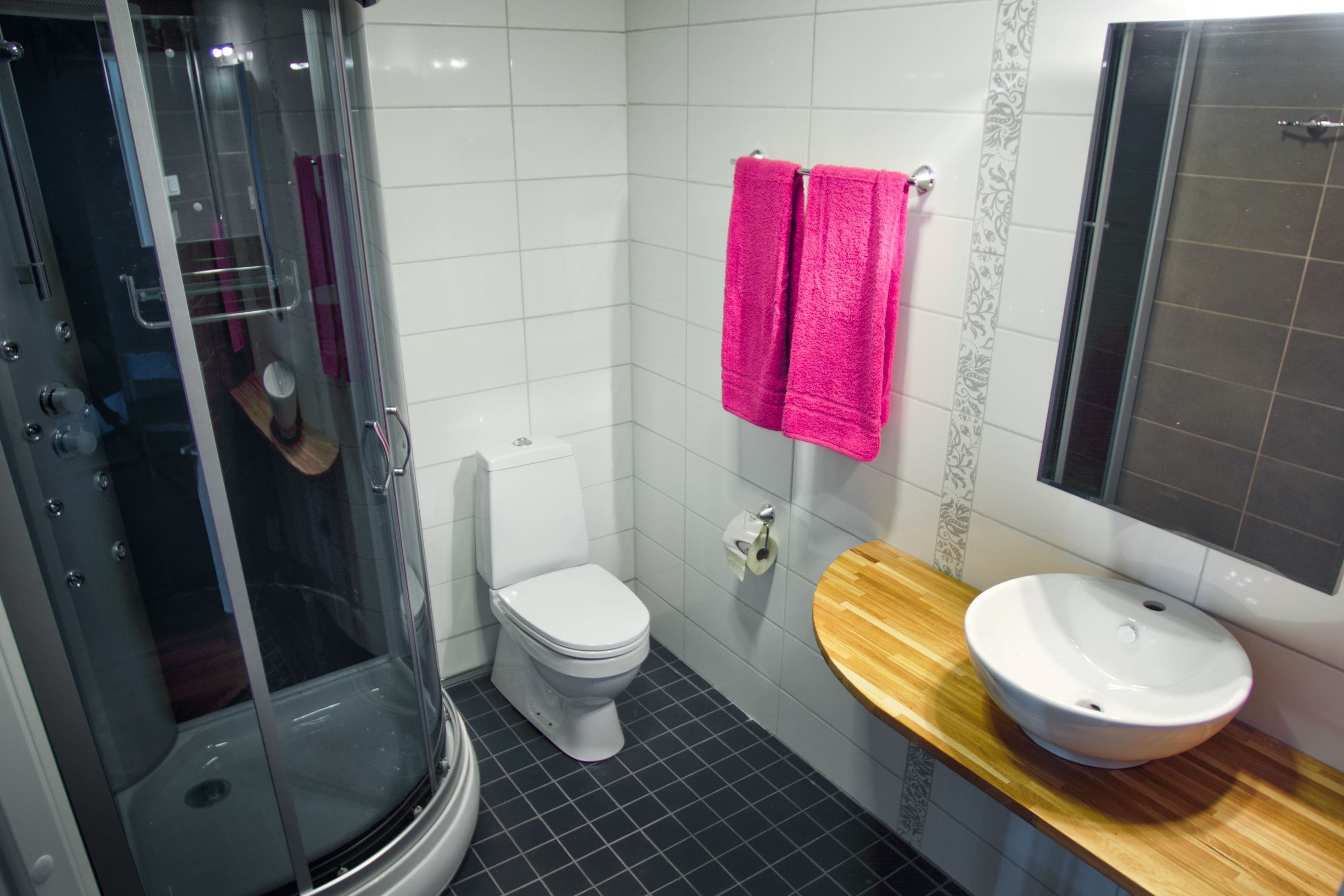 Premium-Studio, Gartenblick | Badezimmer | Dusche, umweltfreundliche Kosmetikartikel, Haartrockner, Handtücher