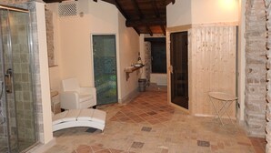 A spacious bathroom with a shower, a white bathtub, and a glass-enclosed shower area. - Residenza d'epoca & Spa Il Cerchio di Lullo (Fumone)