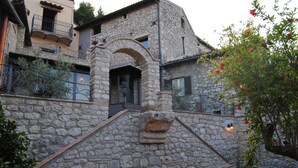 A stone building with a stone staircase leading to an arched entrance. - Residenza d'epoca & Spa Il Cerchio di Lullo (Fumone)